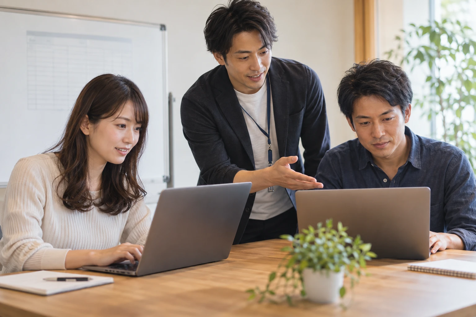 パソコンインストラクターの仕事と開業準備を表す人物入りの架空イメージ(AI生成)