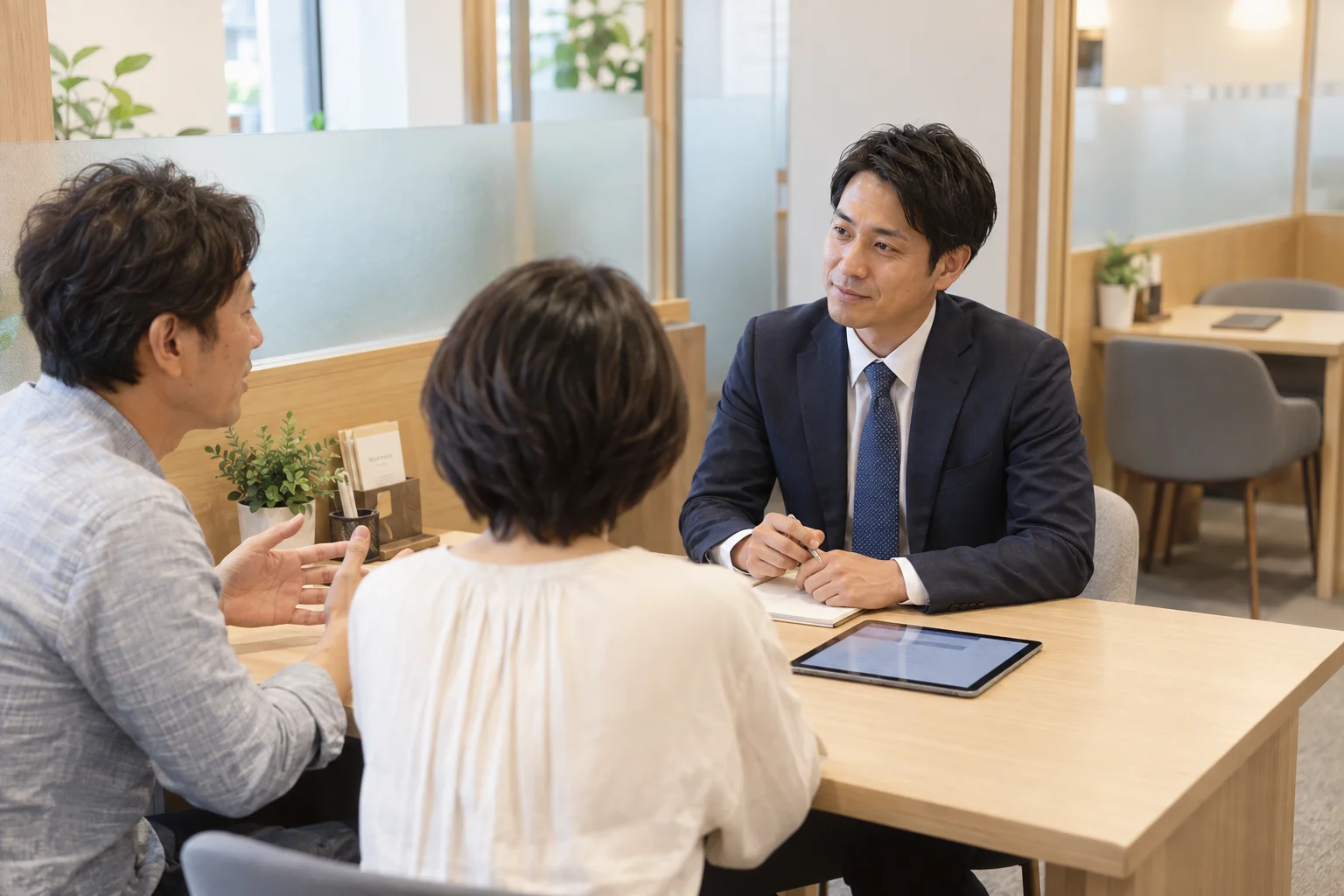 保険ショップの仕事と開業準備を表す人物入りの架空イメージ(AI生成)