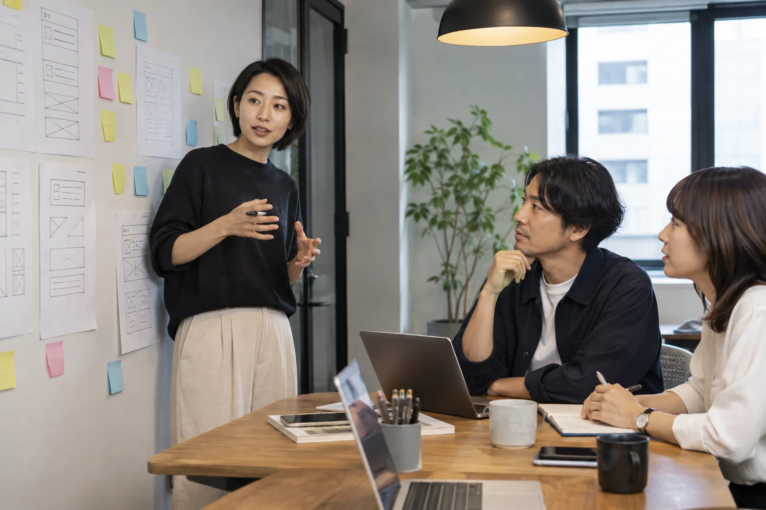 webプロデューサーの仕事と開業準備を表す人物入りの架空イメージ(AI生成)