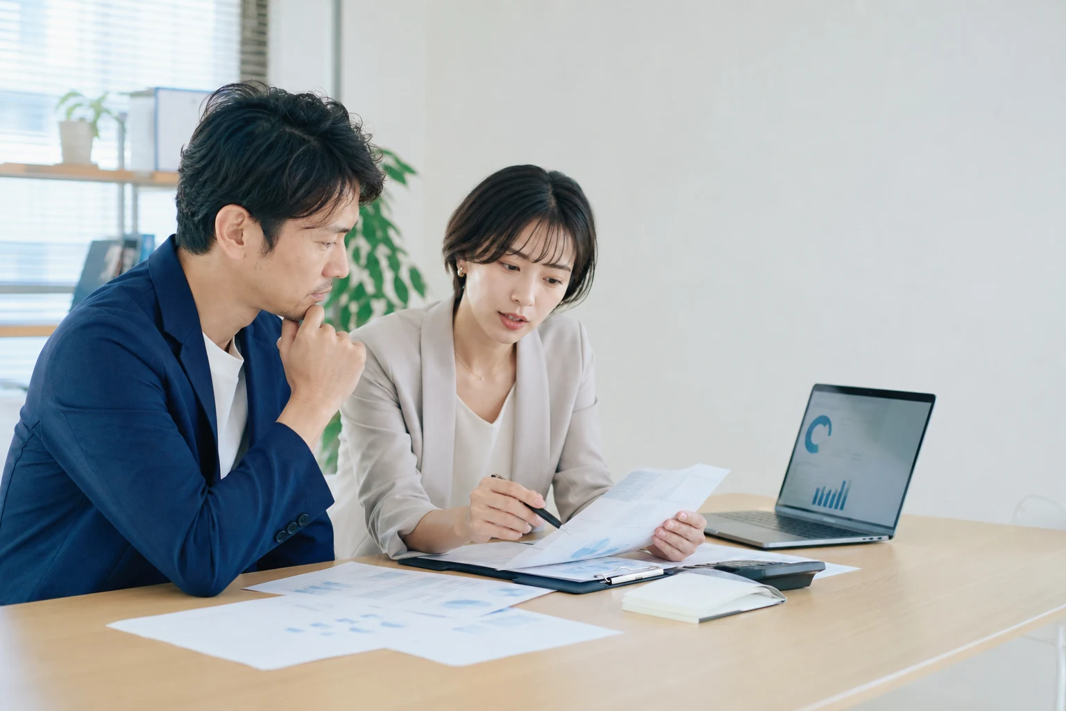 創業融資後の経理資料を確認する愛知県の経営者と専門家