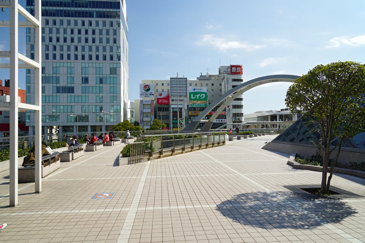 豊橋市・豊橋駅東口の歩行者デッキ。2016年3月21日撮影