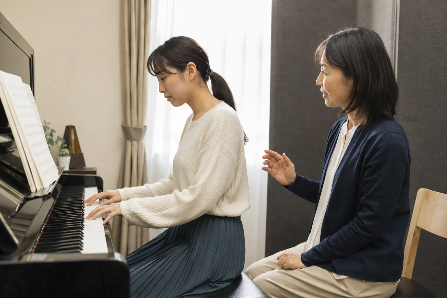 アップライトピアノを弾く成人の生徒と隣で指導する講師(AI生成イメージ)