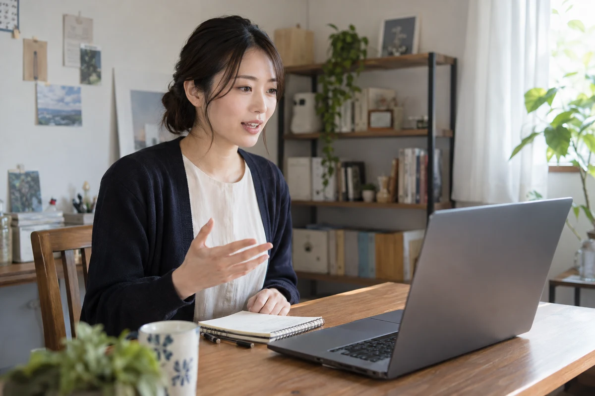 オンライン面談に向け事業の説明を練習する女性起業家。AI生成イメージ