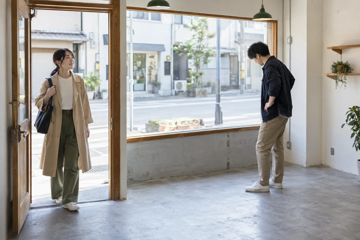 移住して開業する候補の空き店舗を見学する二人の架空の場面(AI生成)