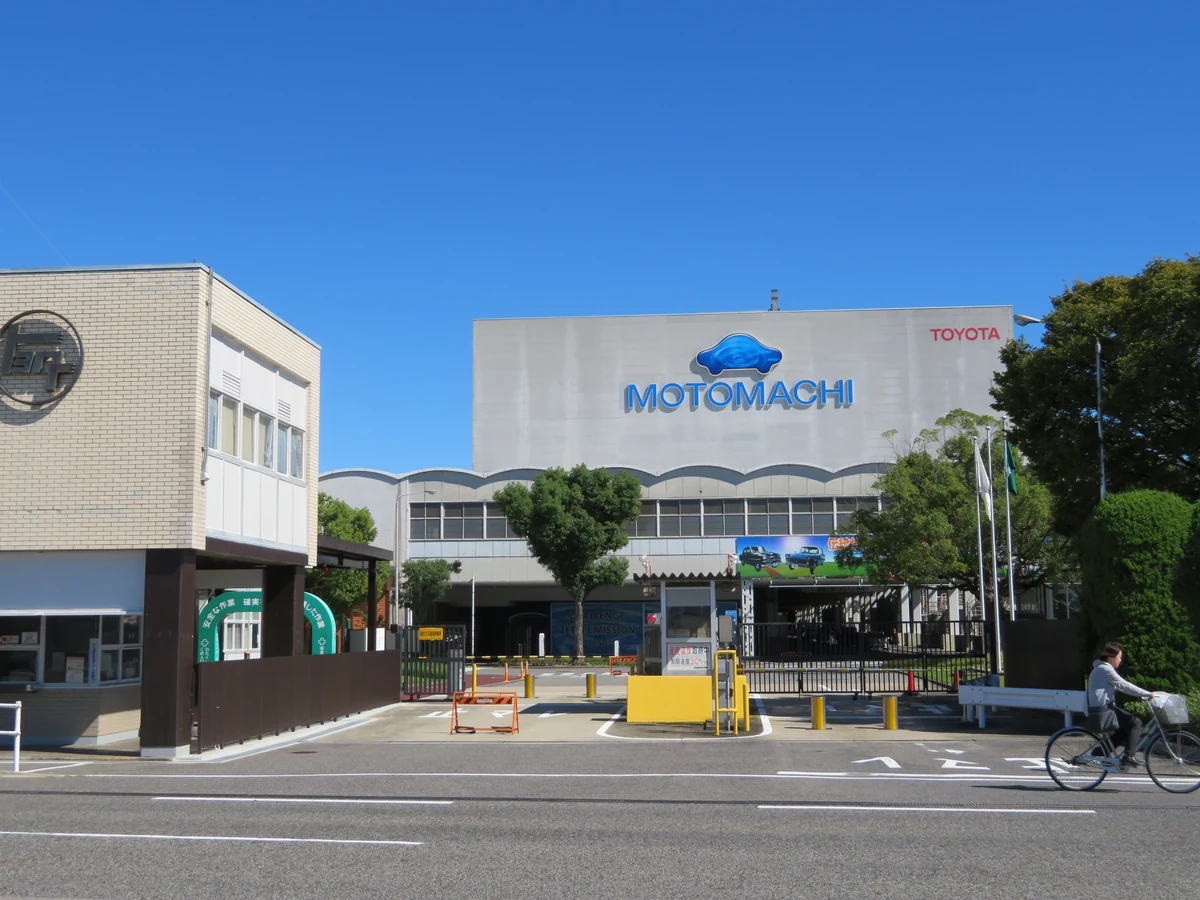 豊田市・トヨタ自動車元町工場の外観と前面道路の実景