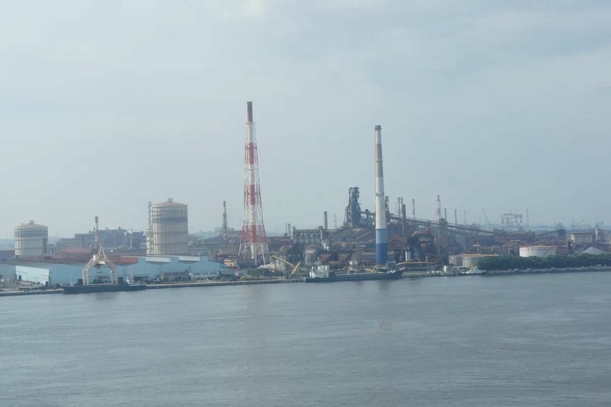 東海市・名港東大橋から望む名古屋製鉄所の実景